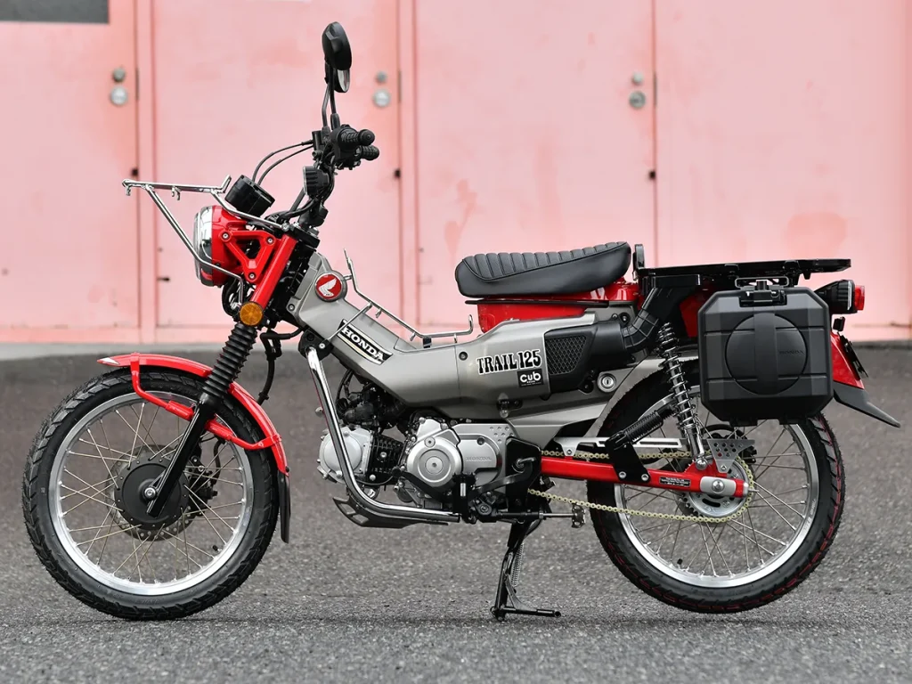 安裝了後貨架與側箱來提升載物能力,打造成一台從日常代步到長途旅行都非常便利的車款。