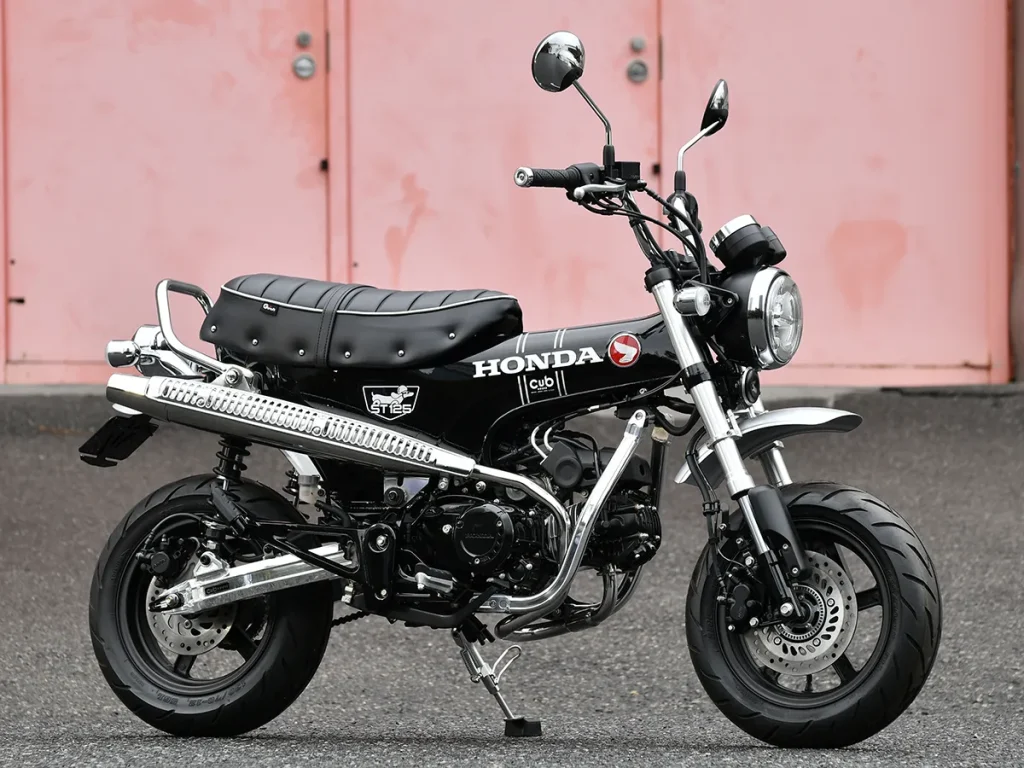 充滿討喜風格的 Dax125 原始設計,在換上高位前土除與鋁合金搖臂後,視覺上變得更加俐落有型