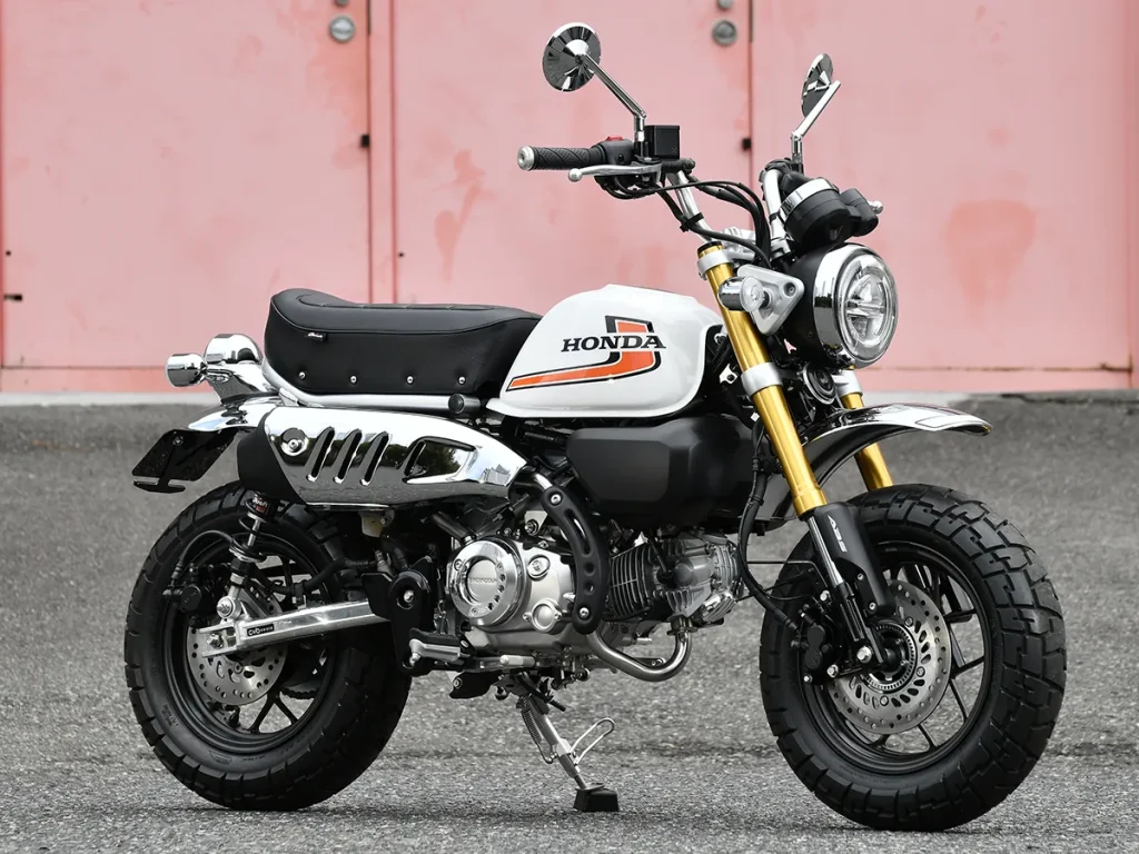 油箱採用了經典的「J 型(Monkey Z50J)」圖騰設計,並搭配了同樣充滿復古風格的改裝坐墊。