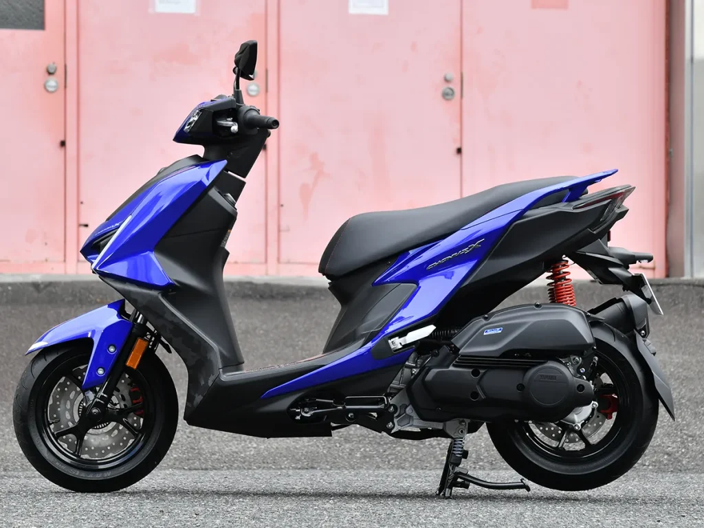 虽为平整地台车型,但侧面线条锐利,流线感相当鲜明。