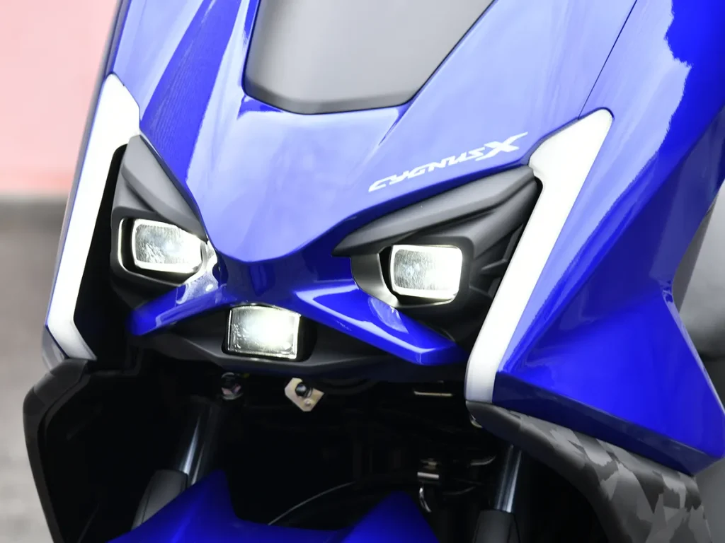 头灯采用三眼式 LED 配置,左右近光、中央远光。