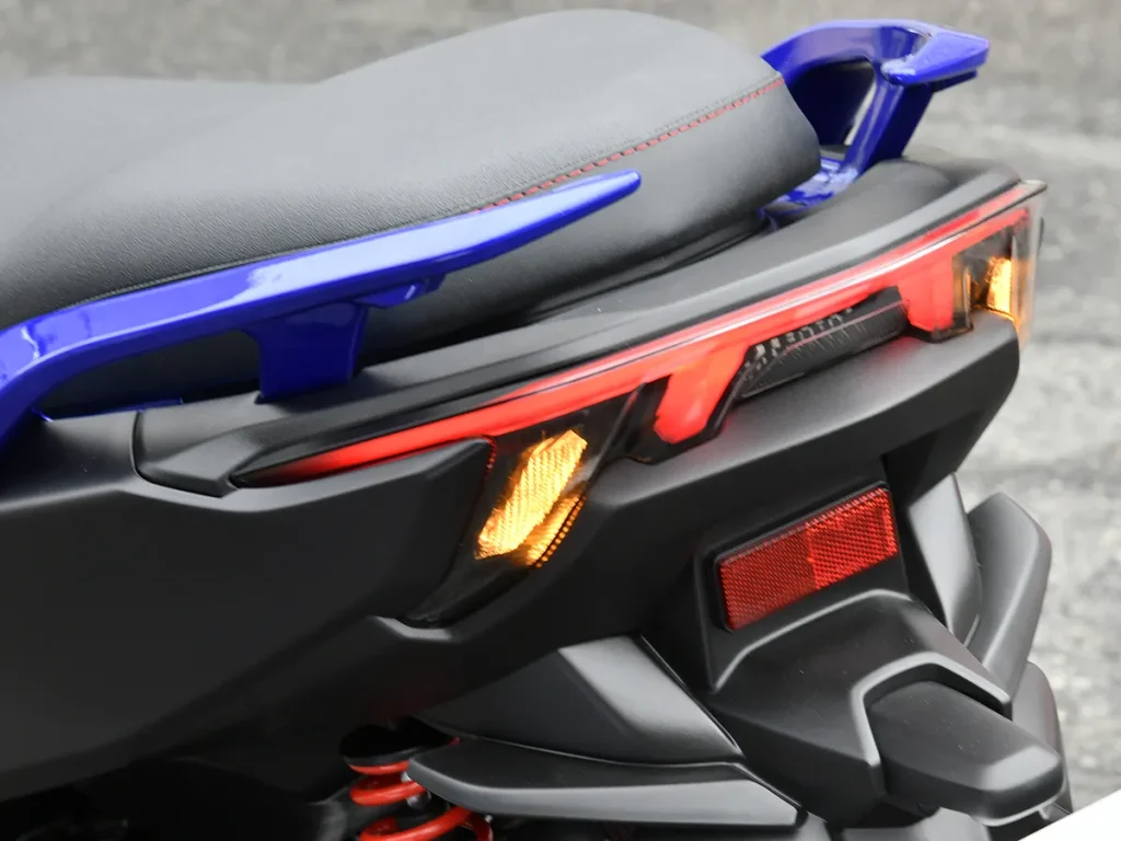 尾灯利用 LED 特性打造细长造型,方向灯则采嵌入式设计,让车尾更显俐落。