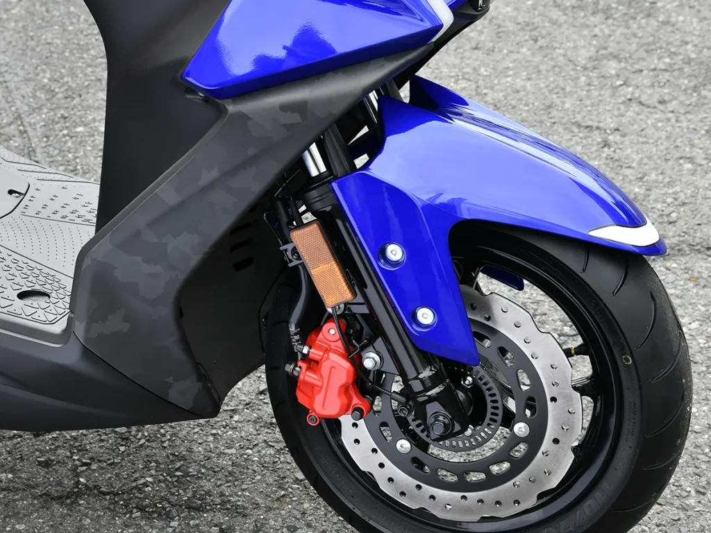 轮框为 12 吋,前胎采用较窄的 110/70-12 配件,并配备前后碟煞与 ABS 系统。