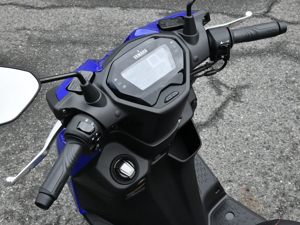 驾驶接口布局紧凑,兼顾运动感与日常使用。