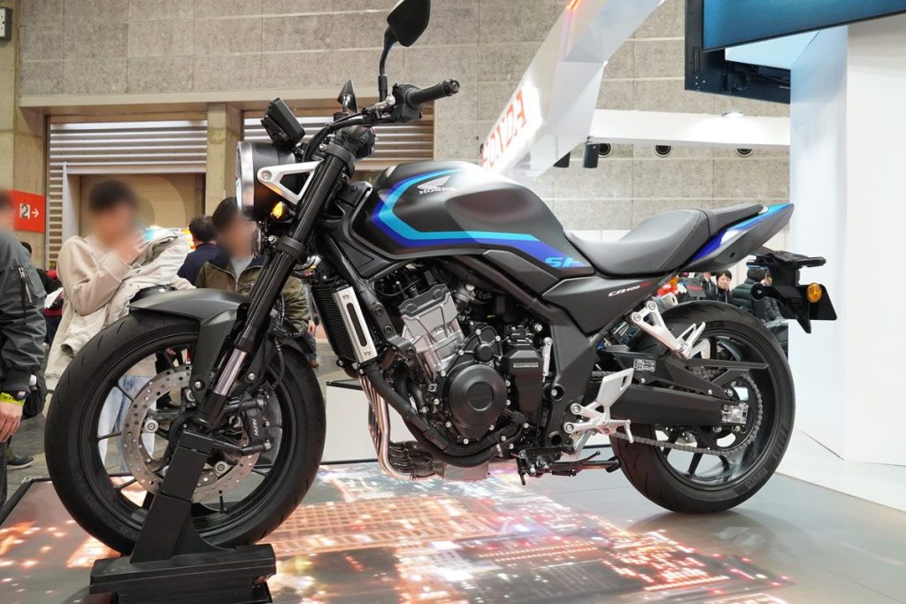 2026大阪摩托车展 Honda CB400 SUPER FOUR E-Clutch 现场首次亮相。