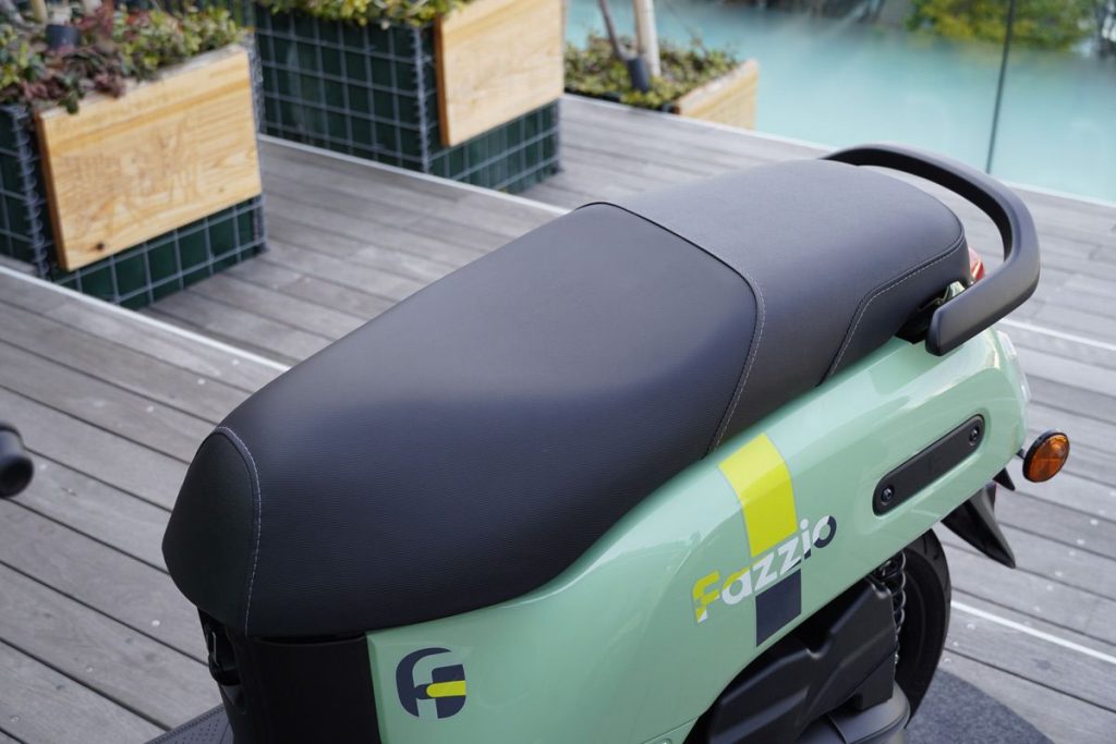 為了兼顧因底板變更而縮減的海綿厚度,略微調高了座高,並透過座墊形狀設計來確保雙腳著地感。