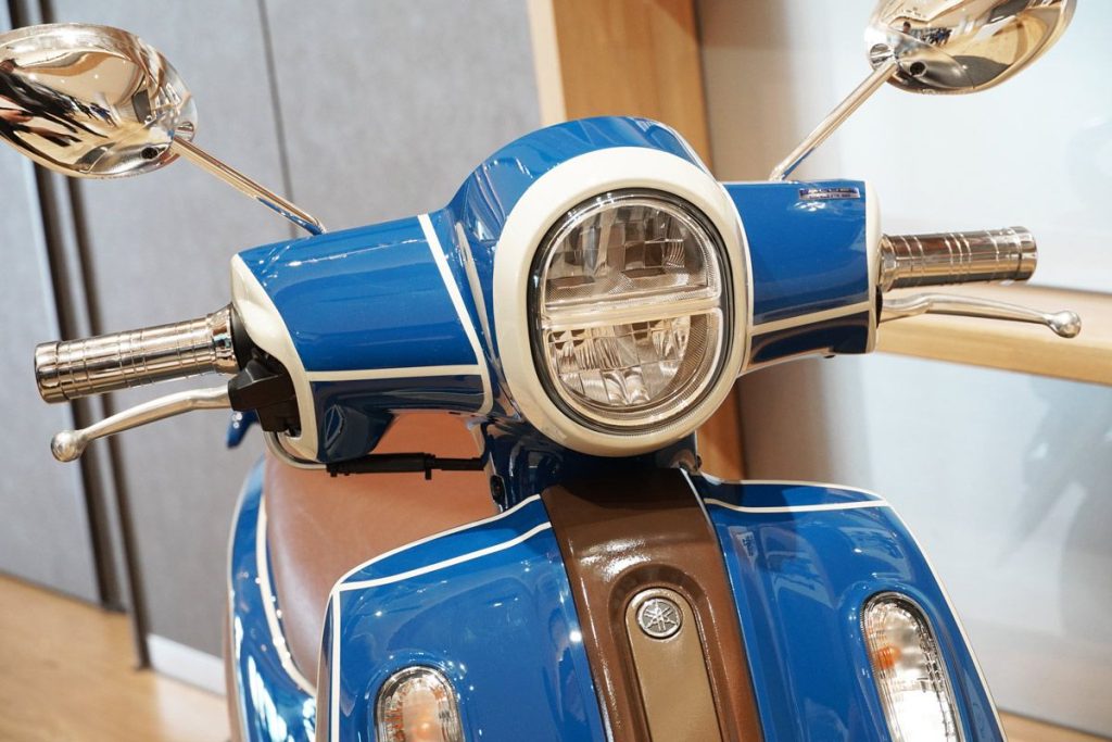 引擎傳動蓋、後土除、後照鏡與手把平衡端子等處均採用電鍍處理,營造質感。為了呼應座墊顏色,中央飾蓋也改為褐色。