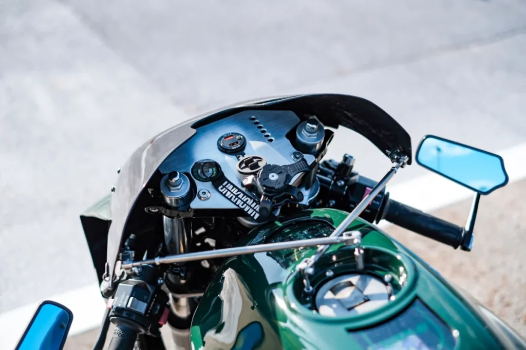 冷冽且充滿機械感的駕駛座艙周邊