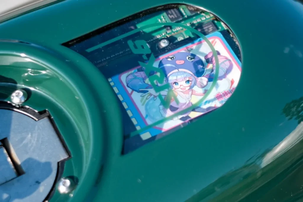 油箱外罩內側,藏著守護安全駕駛的本命角色!