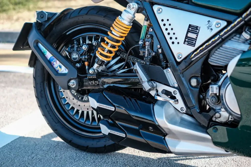 將 HONDA CBR250RR 的原廠排氣管尾段流用作為防燙蓋