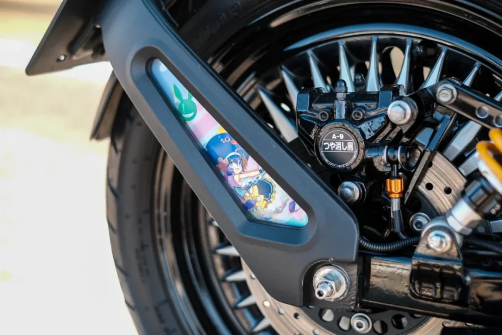 車身各處細節都散佈著「痛單車(動漫主題車)」的元素。