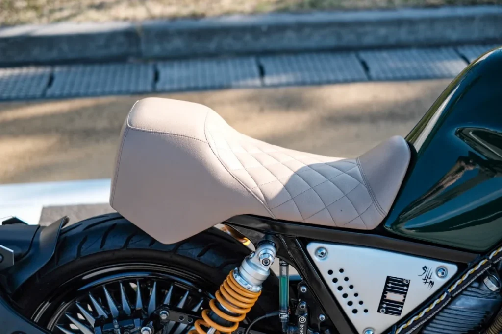 造型優美的坐墊是將原廠品進行單座化加工而成。