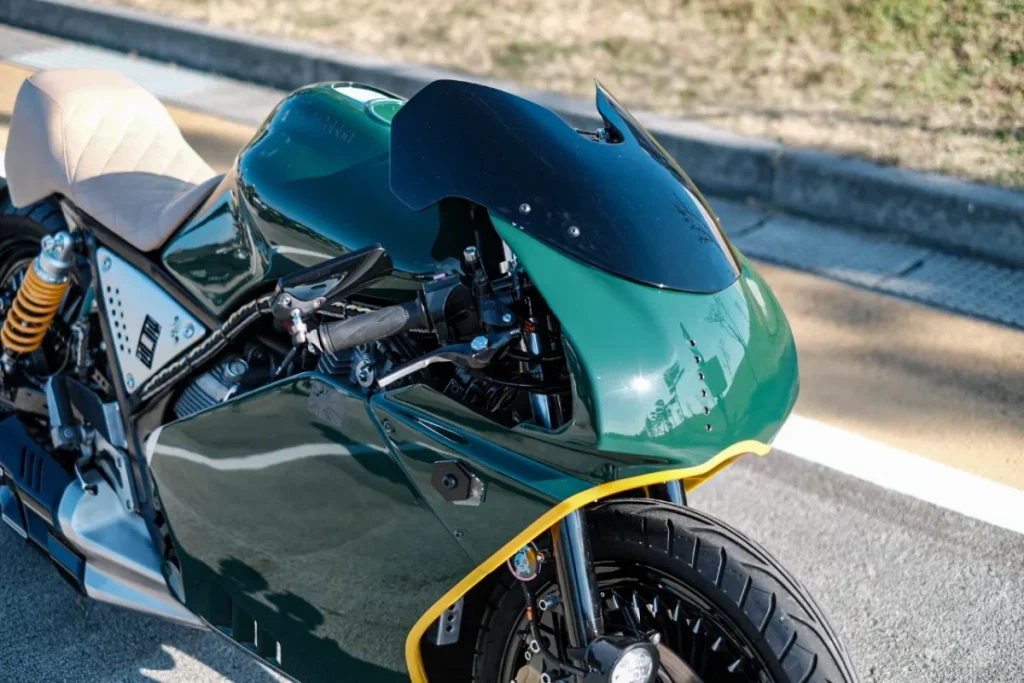 本車最大的特徵——全整流罩,是將 HONDA NSR250R (MC21) 的賽道用整流罩加工後安裝而成。