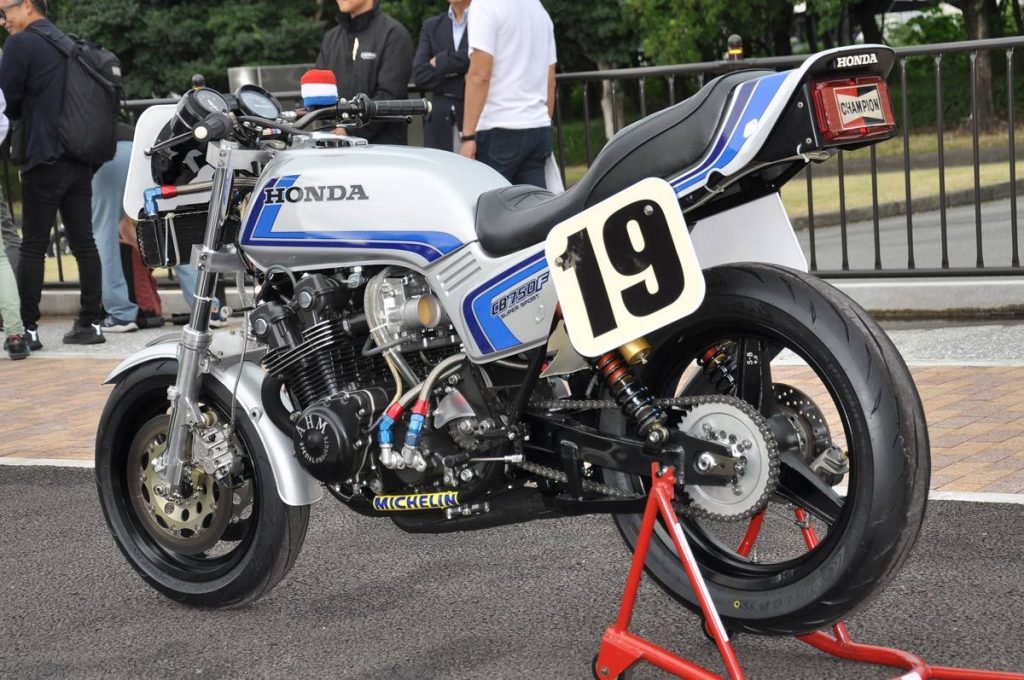 一輛經過改裝的CB750F，由F. Spencer駕駛參加AMA比賽，配備了Dymag三輻輪框