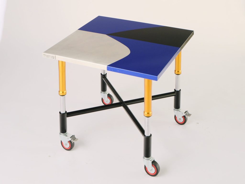 「R25 型號」桌子。天板（桌面）設計與塗裝靈感源自設計團隊為「YZF-R25」繪製的草稿。