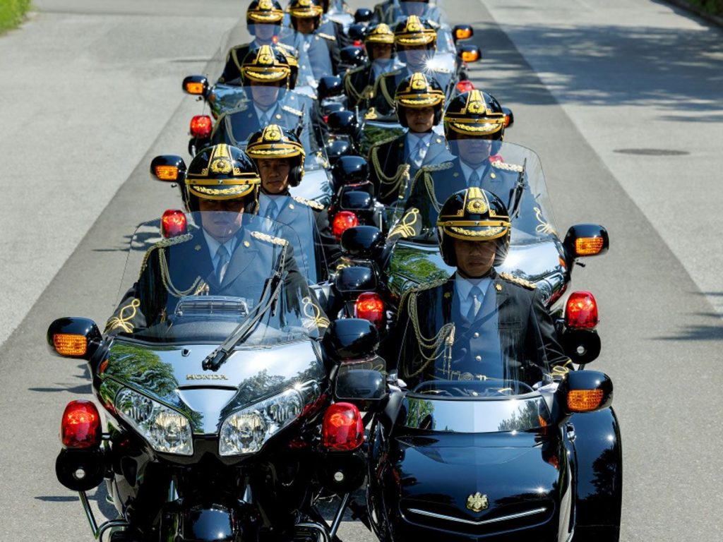 日本皇室護衛官駕馭重量級側車(邊車)的威嚴姿態