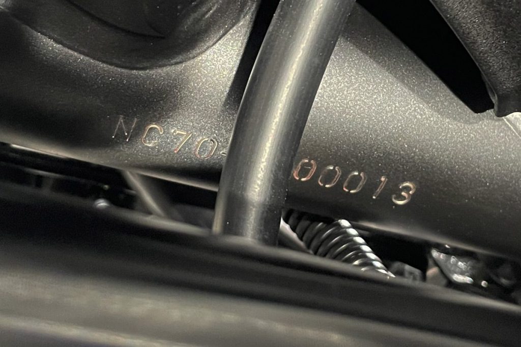 车架上刻印的开发型号为 “NC70”，这与兄弟车 CBR400R FOUR 共通。顺带一提，双缸款的 CBR400R / NX400 型号则是 NC65。