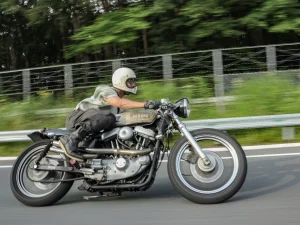 哈雷竟然挂 YAMAHA？涩谷大火后浴火重生：直击矢野聪的“山哈雷”Sportster XLH1200 独一无二改装之作