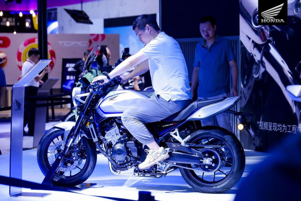 Honda CB500 Super Four 重慶車展參觀者試坐畫面