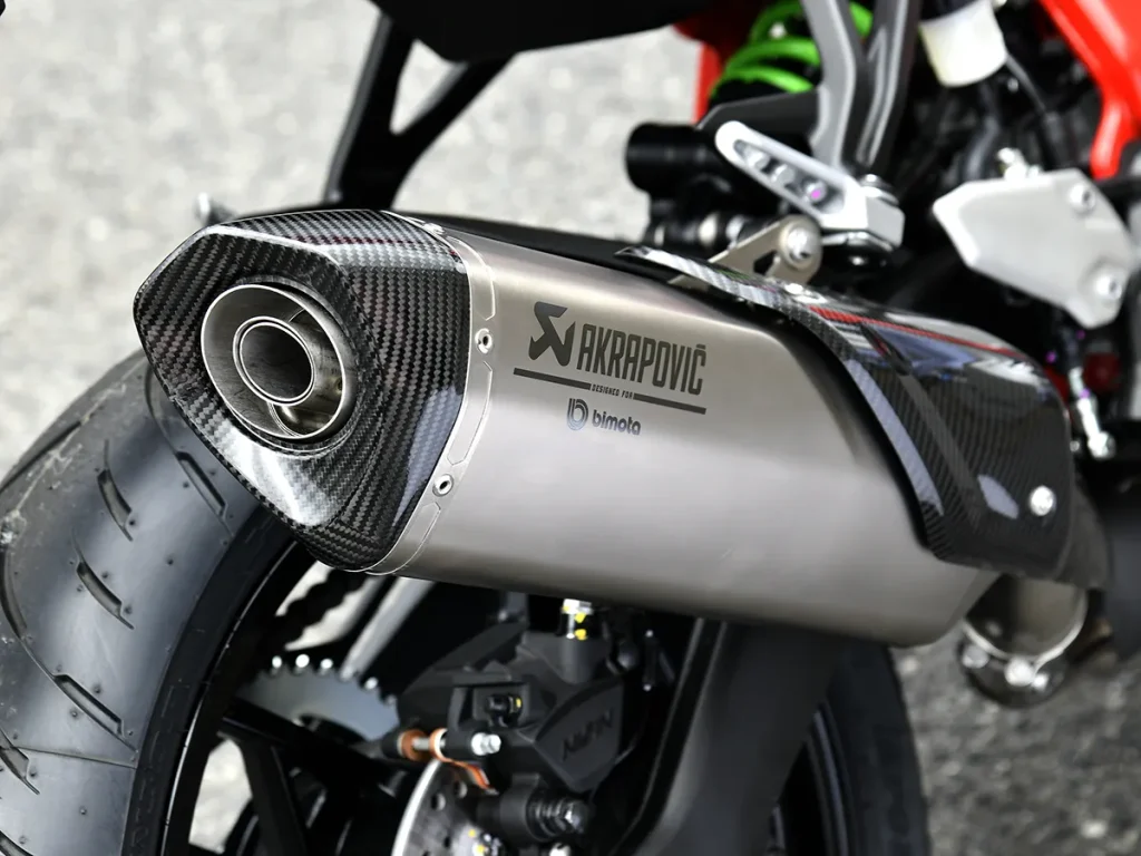 排氣系統換裝了 Akrapovič 鈦合金尾段，進一步強化了競技形象