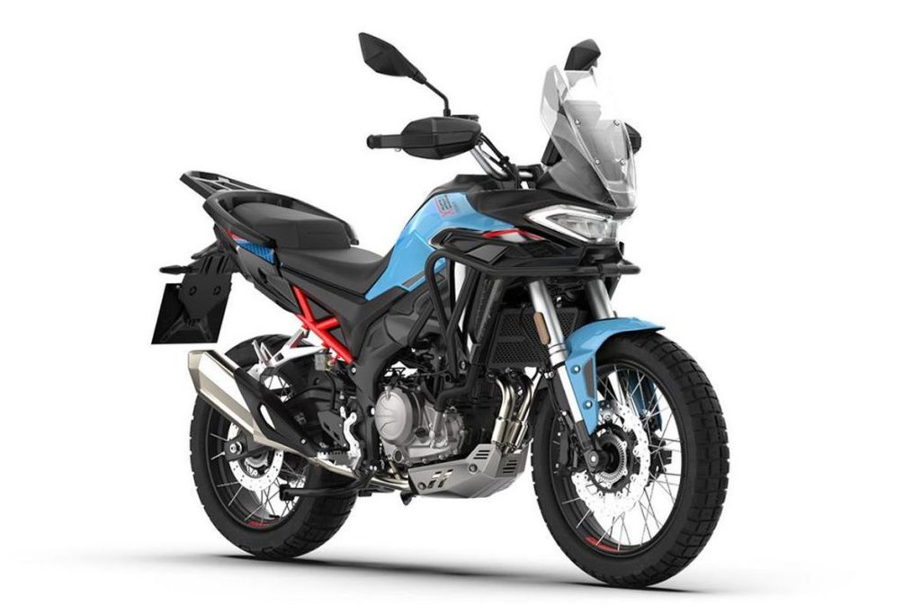 【Morbidelli T252X】水冷并列双缸 249cc，32hp / 21Nm，座高 820mm，车重 195kg，油箱容量 16.8L，轮胎尺寸：前 110/80-19、后 150/60-17，预计售价 803,000 日圆（含税）。