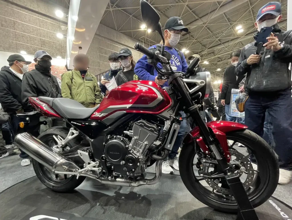 紅色款與舊款 CB400SF 的糖果火紅(Candy Chromosphere Red)色調相近,相當鮮豔。