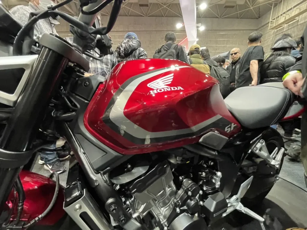 與車體顏色形成對比,車身線條選用了黑色與灰色,使整體視覺更顯俐落。