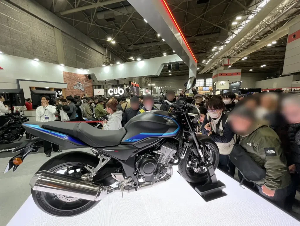 這是過往 CB400SF 未曾嘗試過的沉穩配色,帶來了極具斬新的氛圍。車輛周圍圍繞著大批觀眾,每個人都目不轉睛地注視著。