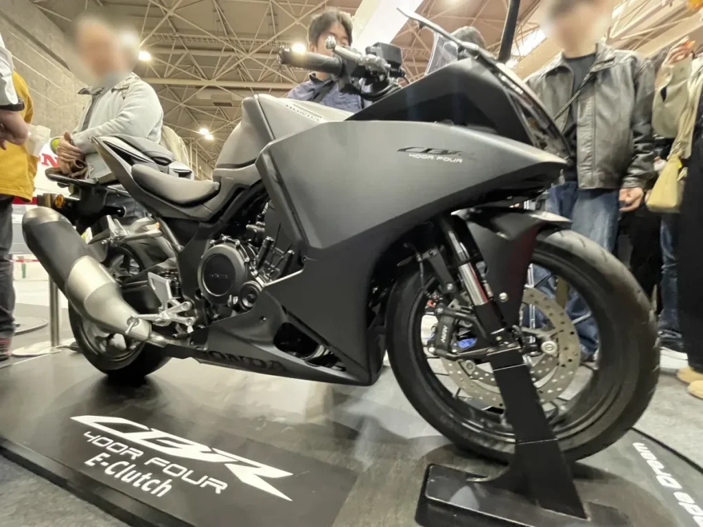 消光黑連車名與 HONDA Logo 都以黑色處理,非常有型。