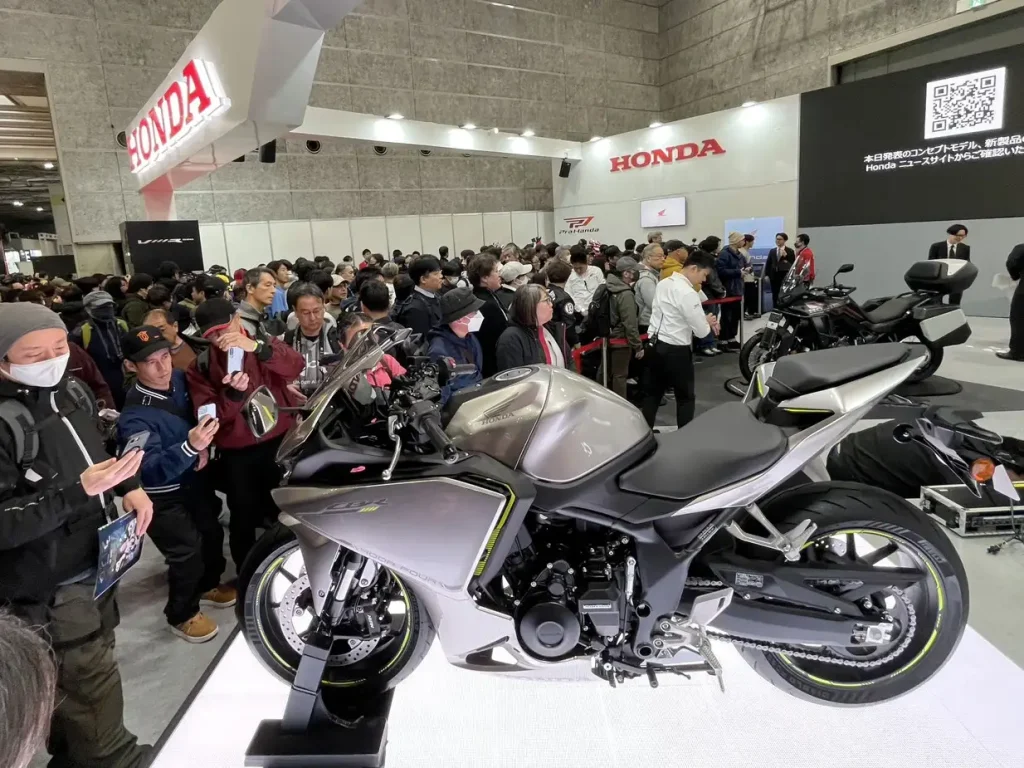 銀色款在整流罩與輪圈上有黃色線條點綴,吸引了大批觀眾圍觀。