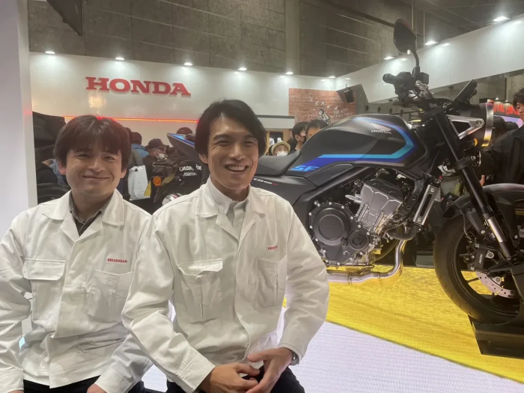 照片右側是擔任 CB400SF/CBR400R Four 大專案負責人(LPL)的中村拓郎先生(本田技研工業 二輪・動力產品事業本部 成車開發部)。照片左側則是負責 CBR400R E-Clutch 概念車電子離合器系統的伊東飛鳥先生(同公司 商品開發部)。