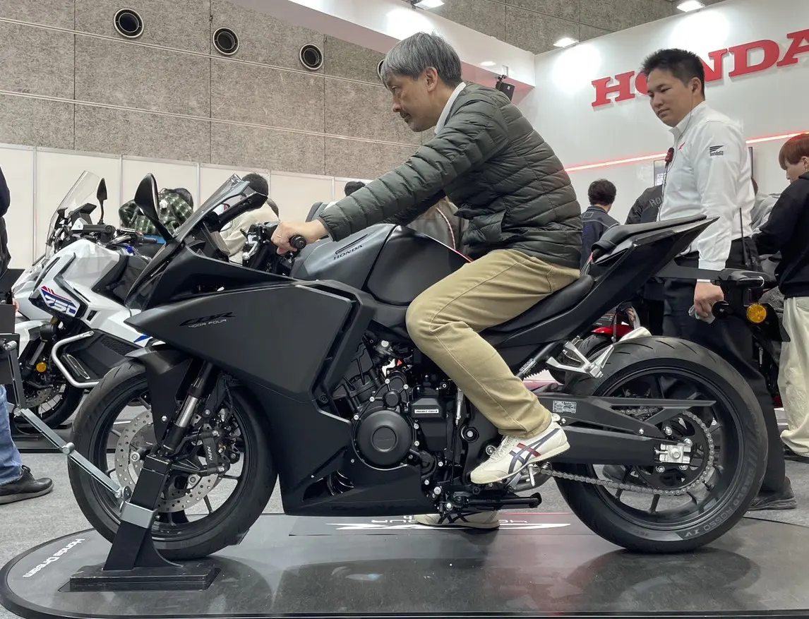 【獨家直擊】CBR400R FOUR 著地感竟比 CB400SF 更好？銀／黑雙色現身，2026大阪車展開發者專訪一次看