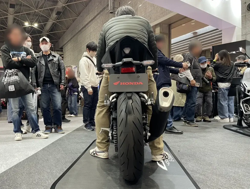 身高 170cm、體重 70kg 的騎士,雙腳腳跟可以完全貼地。雖然著地性與 SF 同樣優秀,但感覺 CBR 的大腿內側能縮得更緊,在著地感上更勝一籌。