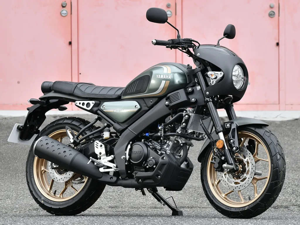 XSR155 基本上採用了與 XSR125 相同的底盤,但配備了 155cc 發動機,使其能夠在高速公路上行駛