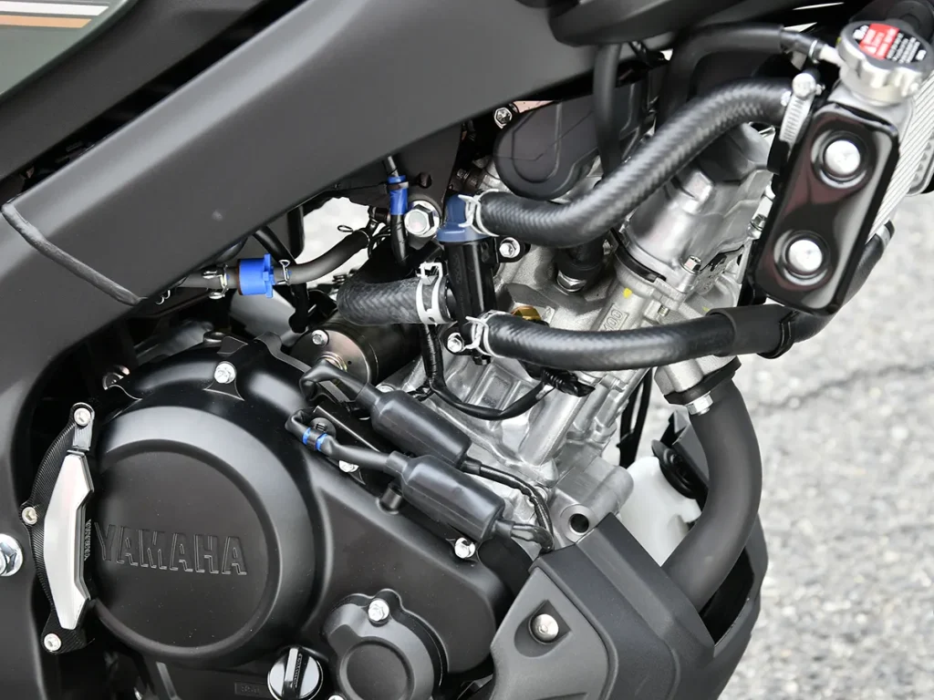 它採用鋼製 Deltabox 車架和水冷 SOHC 單缸引擎,並配備可變氣門正時