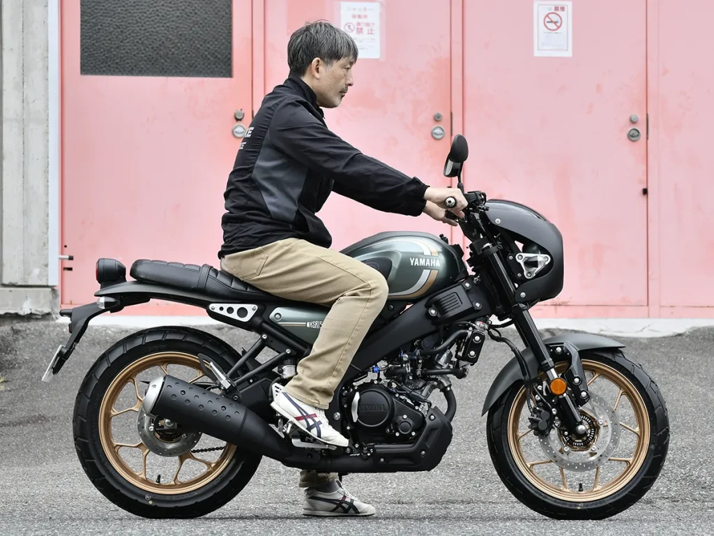 照片中,一位身高170公分的騎士跨坐在車上。座椅高度為810毫米,但照片中的這款車型配備了低座墊,以便在雙腳著地時提供良好的穩定性