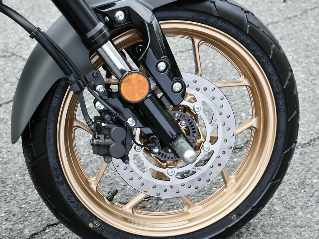 前叉採用直徑 37 毫米的倒立式叉,煞車系統採用直徑 267 毫米的碟煞和雙活塞卡鉗