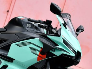 2026 大阪車展直擊：Yamaha YZF-R3 邁阿密綠新色登場！原廠碳纖維定風翼改裝配件同步亮相