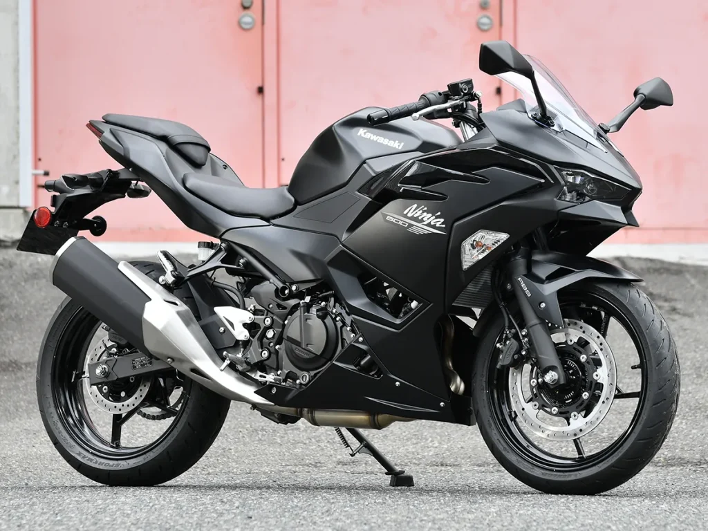 作為現行 Ninja 車系首款雙缸紅牌（大型）車款，「Ninja 500」是一款輕量且緊湊的全整流罩（全包圍）運動車款