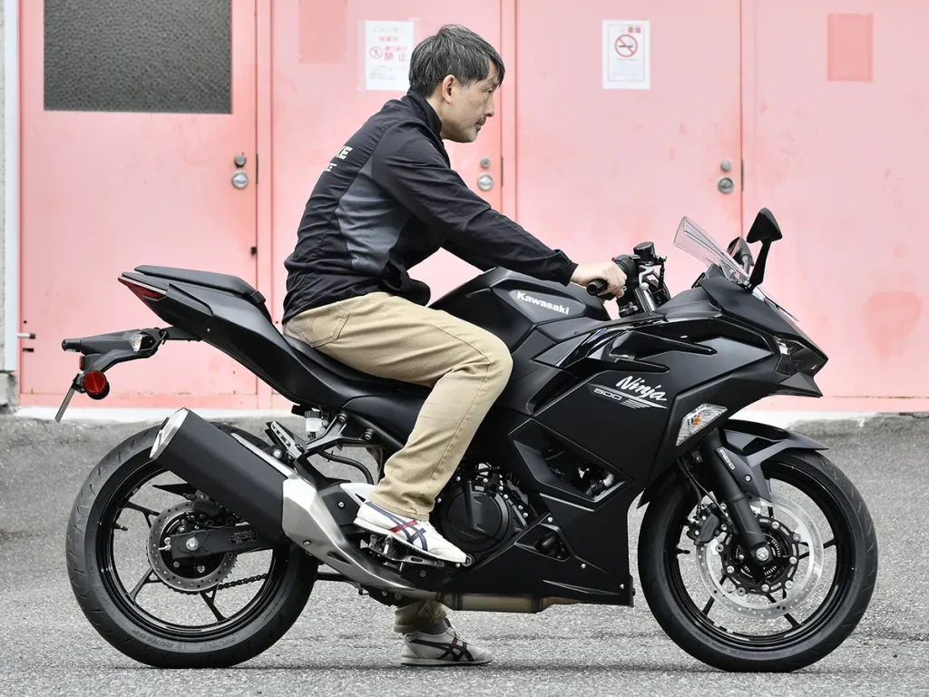 身高 170cm、體重 70kg 的騎士跨坐狀態。Ninja 與 Z 的座高皆設定為親民的 785mm，加上車身纖細，雙腳著地性令人十分安心。