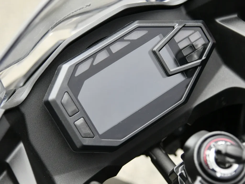 採用高反差全彩 LCD 的儀錶板，具備與智慧型手機連線等實用功能