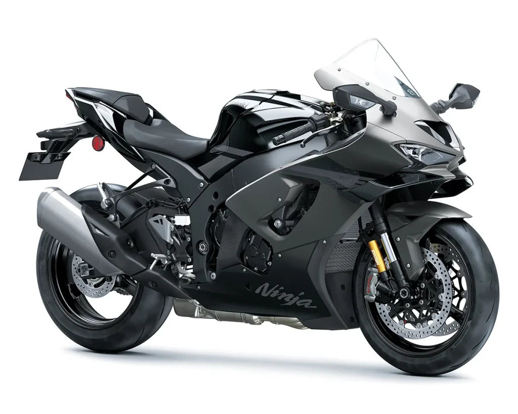 全新“金属消光石墨烯钢灰 × 金属火花黑(Metallic Matte Graphene Steel Gray × Metallic Spark Black)”配色，展现更具层次感的街道质感与精悍气息。