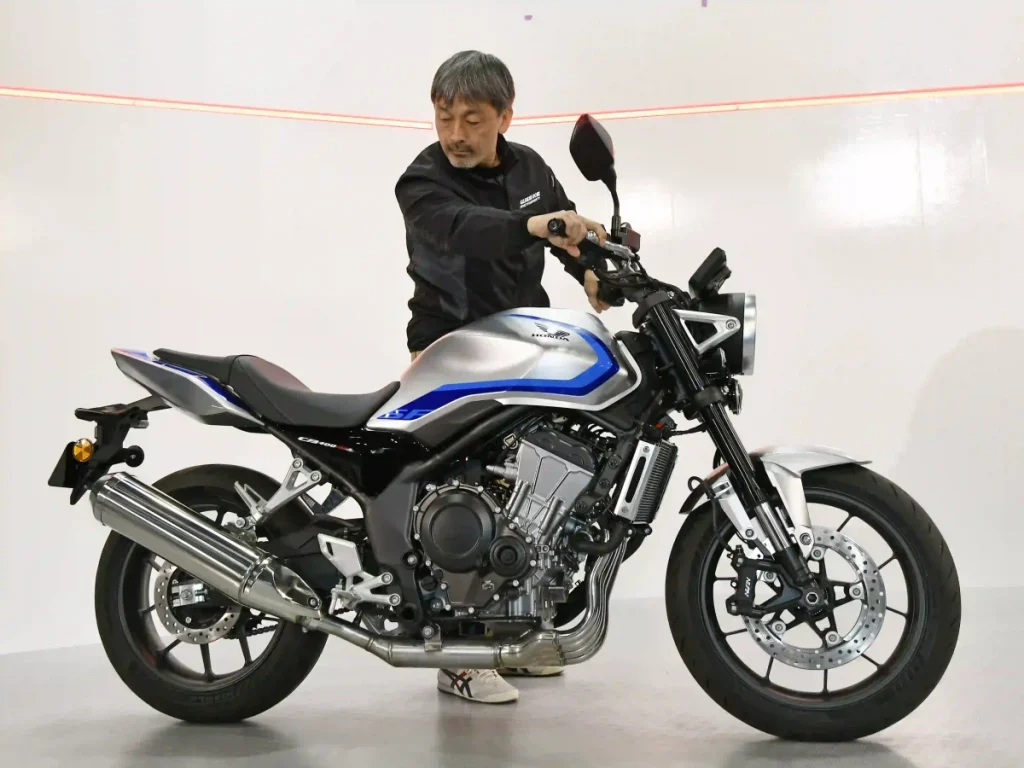 從扶正車身到牽車移動的感覺都非常輕盈,明顯比一般的 400cc 車款輕鬆許多。