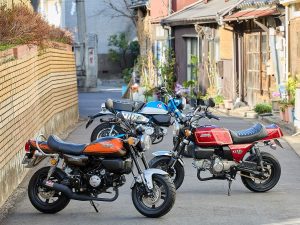 Monkey 125 改装 Kawasaki Z 传奇！Doremi Collection 左右不对称配色惊艳 2026 东京摩托车展