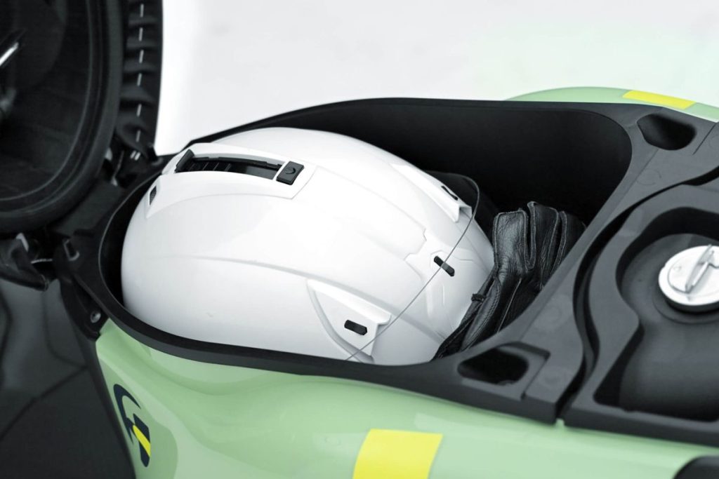 日規 Fazzio 座墊下收納安全帽的狀態。