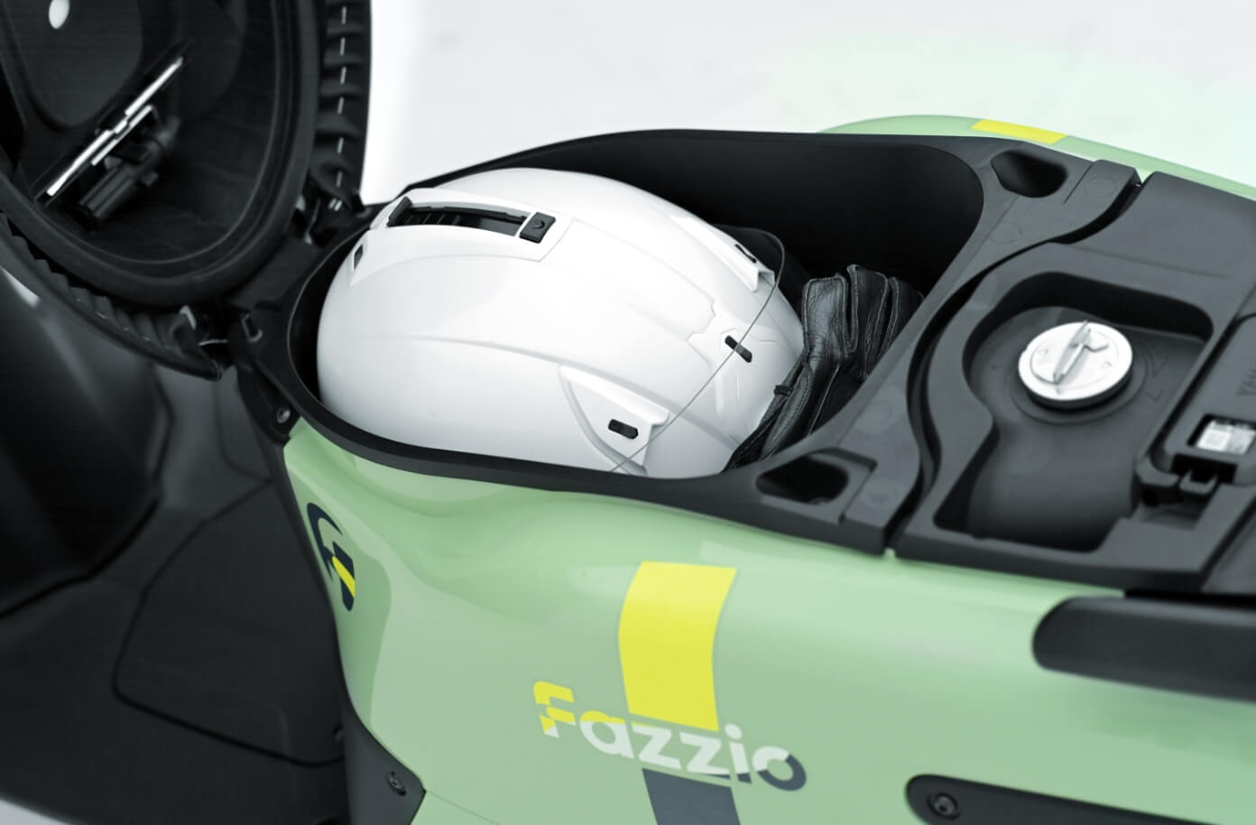 Fazzio 19.1L 大容量車廂空間可收納 3/4 罩安全帽