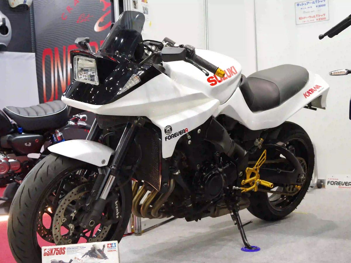 SUZUKI KATANA 經典「掀燈刀」復活！Moto-Dowell 自動掀蓋頭燈套件直擊【2026 東京摩托車展】