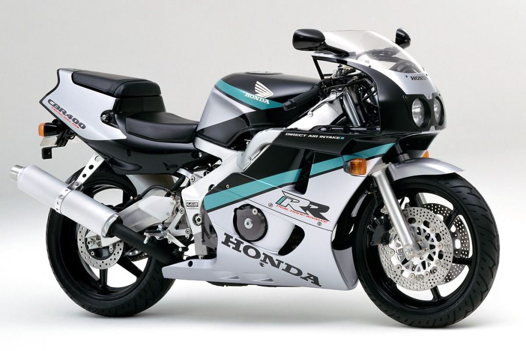 CBR400RR 於 1990 年首次亮相。其 400cc 直四引擎採用凸輪齒輪傳動，可產生 59 匹馬力，後來成為兩年後推出的 CB400SF 的基礎引擎。