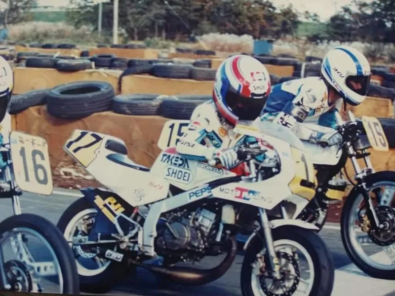 阿部典史 Norick 与武田雄一在秋ヶ瀬赛道的少年时代合照 - 迷你摩托车赛传奇起点