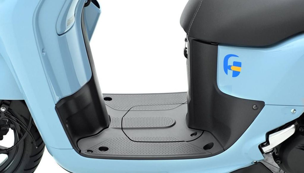 YAMAHA Fazzio 765mm 低座高與 235mm 寬敞腳踏空間。